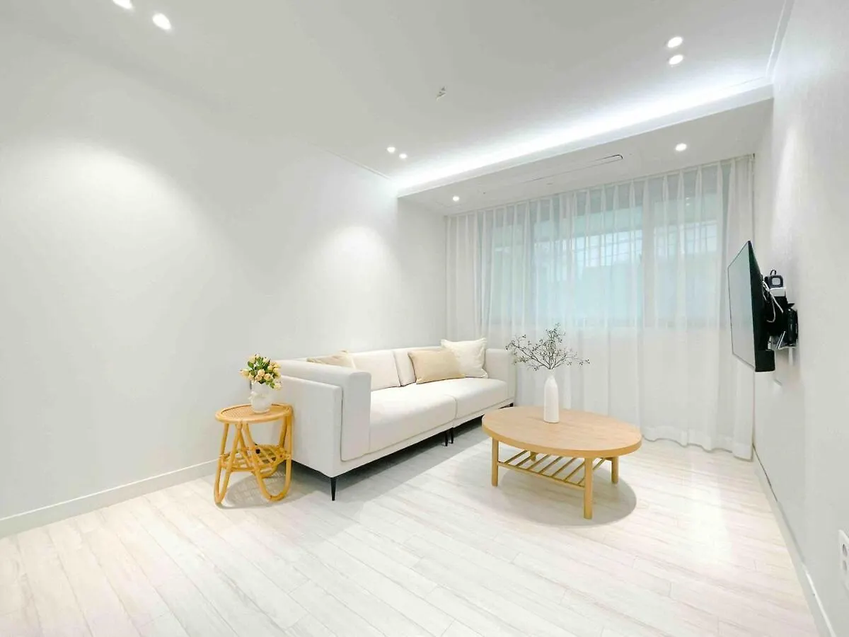 Апартаменты Designer Cozy 3Br House In Hongdae Сеул